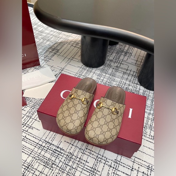 Gucci Women's Black and Gold Patterned Loafers - Picture 2 of 8